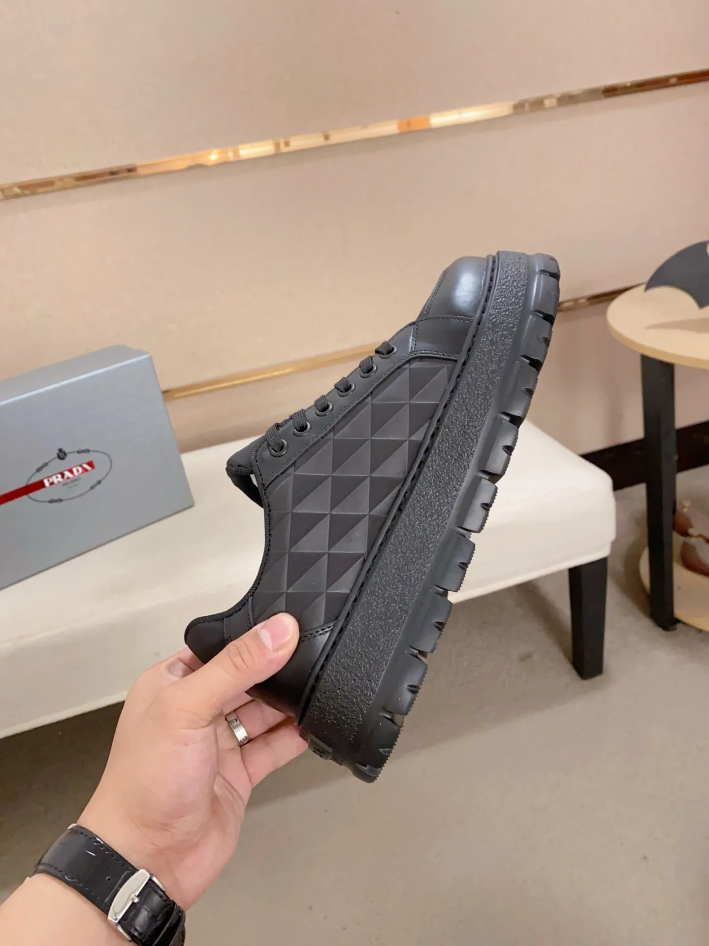 Men's shoes 💰 580💰 ✔️✔️✔️Higher version High-quality new PRADA (Prada) counters are launched simultaneously. The new men's shoes and 😘 fabrics are made of high-tech glue-spraying technology. Lining: Full cowhide lining. 👍🏿 High-end ☄️ Air-cushion molded anti-slip foam outsole, exquisite lines, simple and elegant, comfortable and high-end for leisure travel. Code number: 38 to 44 (45 can be customized and cannot be returned or exchanged)